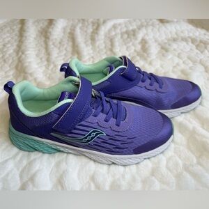 NWOT Saucony Purple and Green Sneakers Lightweight Athletic Design Girl’s Size 4